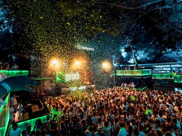 Gold confetti over the crowd – Kalypso Club, Zrće Beach