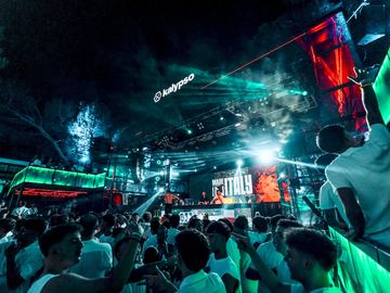 Blue light beams and smoke – Kalypso Club, Zrće Beach