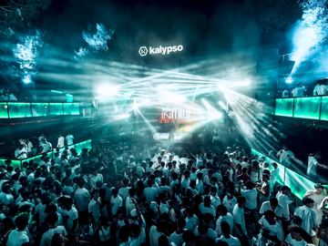 White light show over the crowd – Kalypso Club, Zrće Beach