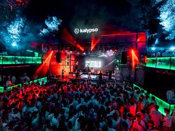 Red-lit stage over the crowd – Kalypso Club, Zrće Beach
