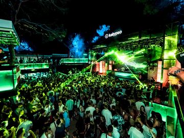 Green lights over the dancing crowd – Kalypso Club, Zrće Beach