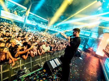 Performer at the front barrier with the crowd – Kalypso Club, Zrće Beach