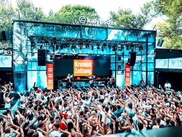 Crowd at the stage under the trees – Kalypso Club, Zrće Beach