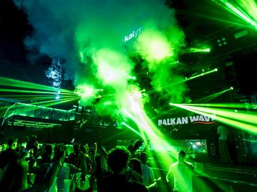 Green lasers over the crowd – Kalypso Club, Zrće Beach