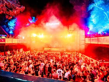 Red and blue smoke over the crowd – Kalypso Club, Zrće Beach
