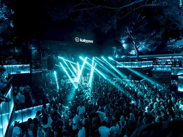 Blue light beams over the dance floor – Kalypso Club, Zrće Beach