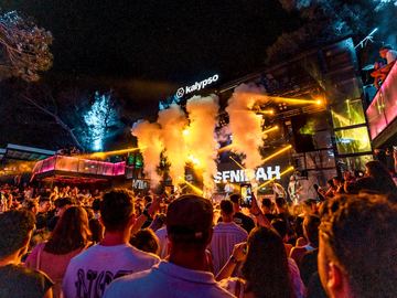 Smoke jets and golden light over the crowd – Kalypso Club, Zrće Beach
