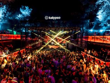 Crossing light beams over the crowd – Kalypso Club, Zrće Beach