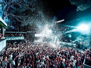 Confetti falling over the crowd – Kalypso Club, Zrće Beach