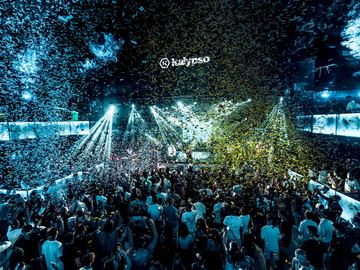 Confetti and light beams at night – Kalypso Club, Zrće Beach
