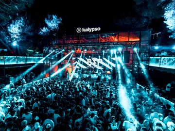 Light show over the packed club – Kalypso Club, Zrće Beach