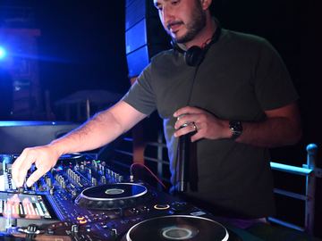 DJ mixing at the decks – LIFT Beach Club, Zrće Beach