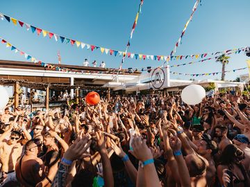 Packed afternoon party around the pool – Nomad Beach Club, Zrce Beach