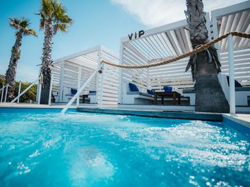 Jacuzzi of a VIP cabana in the sun – Nomad Beach Club, Zrce Beach