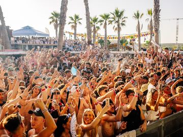 Crowd cheering in the sun – Papaya Club, Zrće Beach