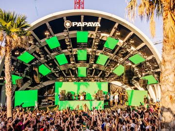 Arch stage with green screens over the crowd – Papaya Club, Zrće Beach