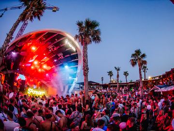 Red-lit stage and palm trees at dusk – Papaya Club, Zrće Beach