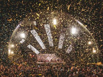 Golden confetti falling over the arch stage – Papaya Club, Zrće Beach