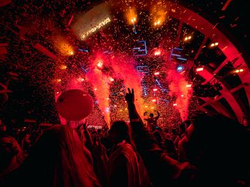 Red lights and confetti over the crowd – Papaya Club, Zrće Beach