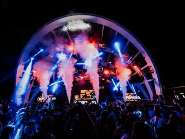 Blue light show and smoke jets on the arch stage – Papaya Club, Zrće Beach