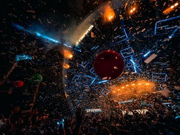 Confetti and lights over the dancing crowd – Papaya Club, Zrće Beach