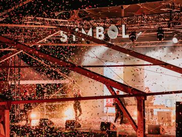Confetti falling over the stage and the crowd – Symbol Beach Club, Zrce Beach