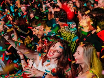 Friends cheering in a shower of confetti – Symbol Beach Club, Zrce Beach