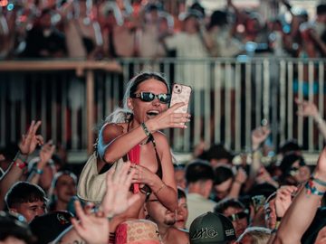 Selfie in the middle of the crowd – Symbol Beach Club, Zrce Beach
